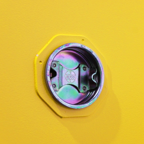 Где должен огнеопасный шкаф хранения быть помещен?