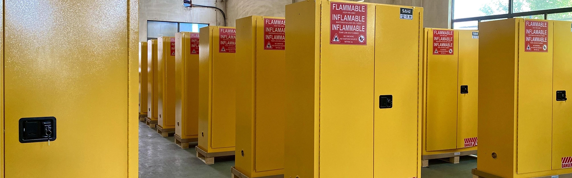 Шкаф безопасности металла